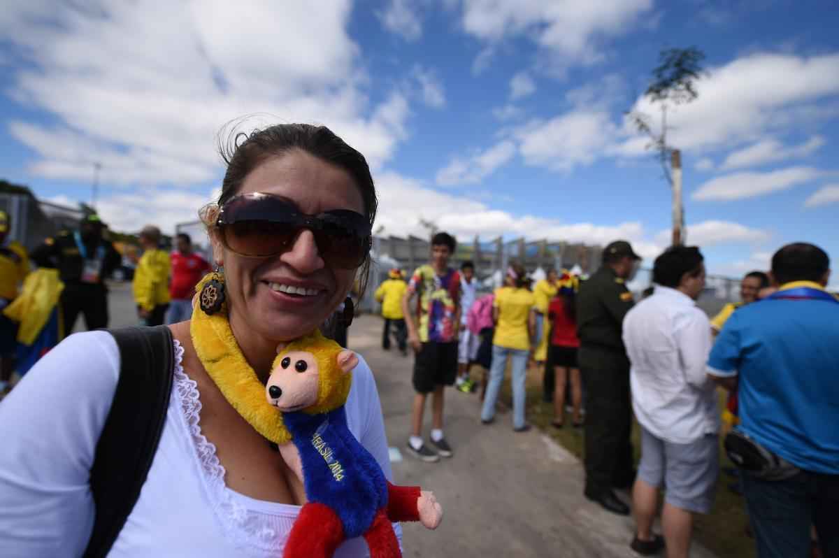 Centenas de torcedores se aglomeraram em frente ao Gigante da Pampulha para sentir o clima de Copa