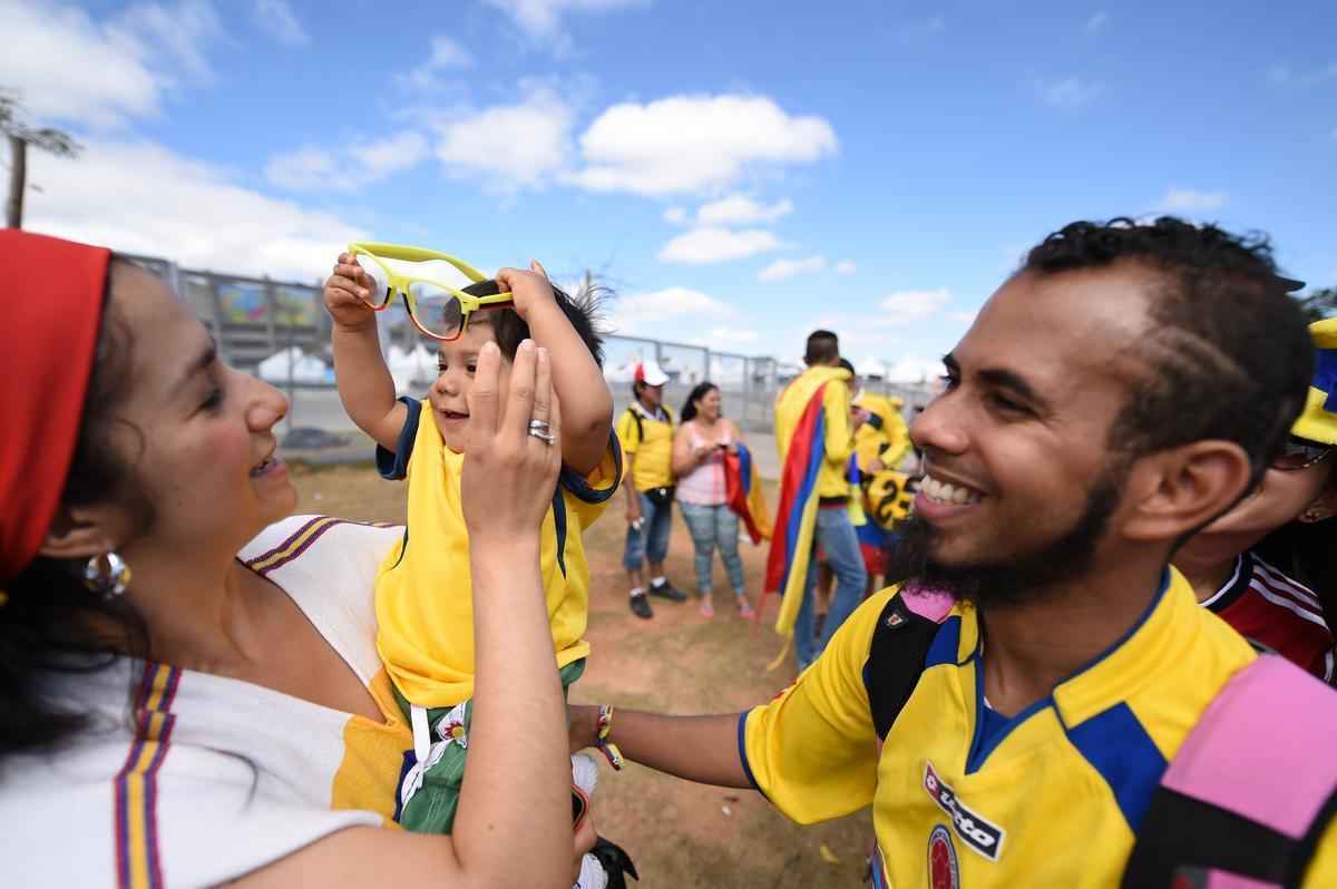 Centenas de torcedores se aglomeraram em frente ao Gigante da Pampulha para sentir o clima de Copa