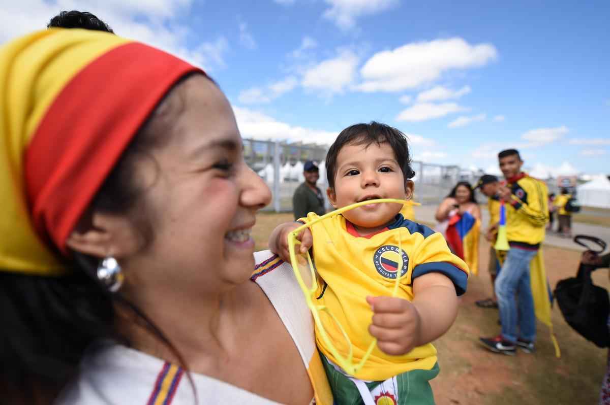 Centenas de torcedores se aglomeraram em frente ao Gigante da Pampulha para sentir o clima de Copa