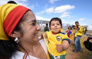 Centenas de torcedores se aglomeraram em frente ao Gigante da Pampulha para sentir o clima de Copa