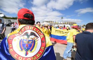 Centenas de torcedores se aglomeraram em frente ao Gigante da Pampulha para sentir o clima de Copa