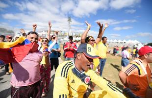 Centenas de torcedores se aglomeraram em frente ao Gigante da Pampulha para sentir o clima de Copa