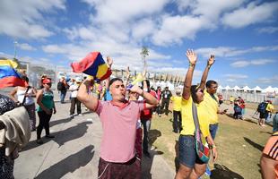 Centenas de torcedores se aglomeraram em frente ao Gigante da Pampulha para sentir o clima de Copa