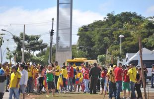 Centenas de torcedores se aglomeraram em frente ao Gigante da Pampulha para sentir o clima de Copa