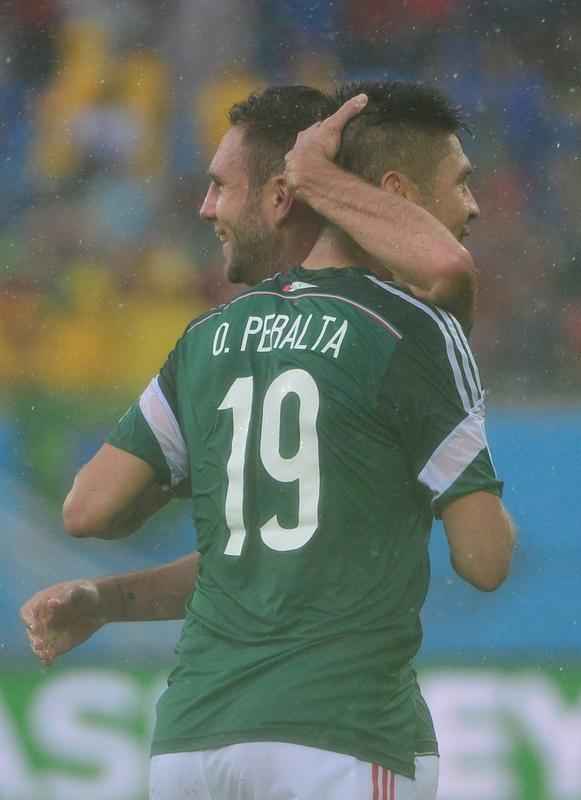 Fotos do gol de Oribe Peralta, do Mxico, contra Camares, na Arena das Dunas