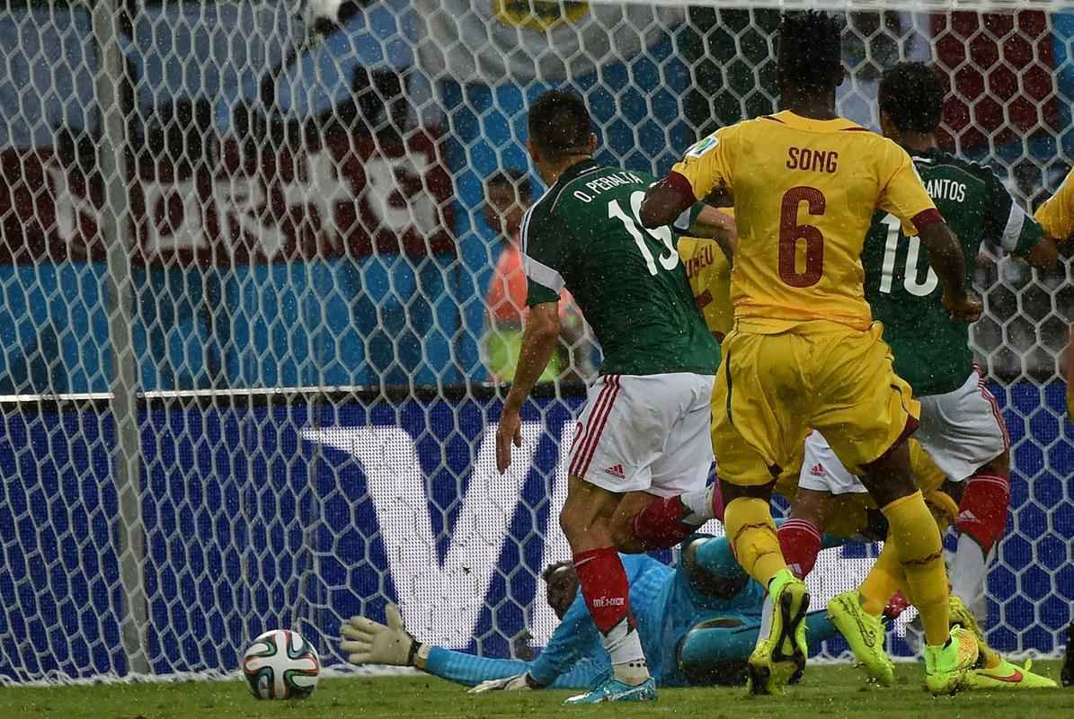 Fotos do gol de Oribe Peralta, do Mxico, contra Camares, na Arena das Dunas