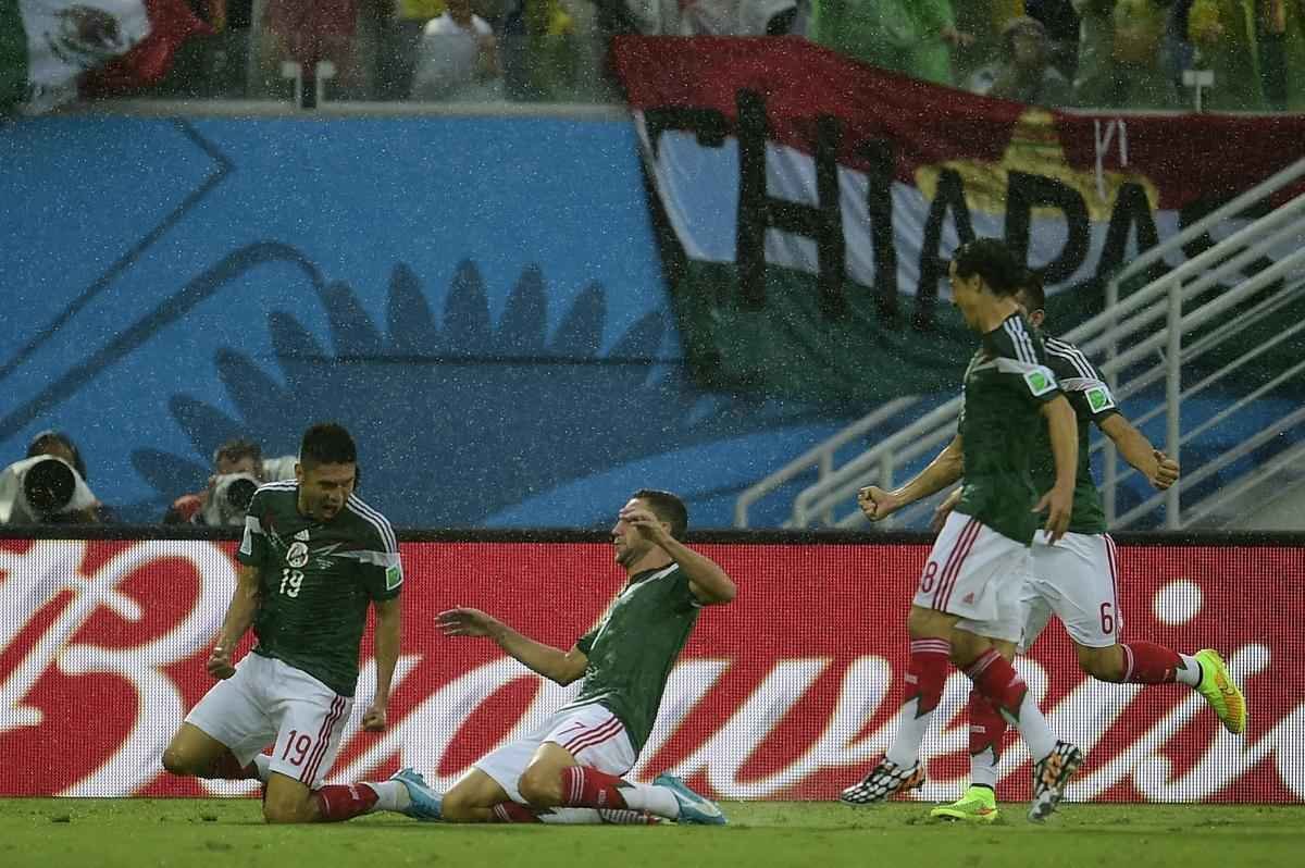 Fotos do gol de Oribe Peralta, do Mxico, contra Camares, na Arena das Dunas