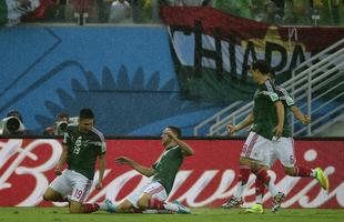 Fotos do gol de Oribe Peralta, do Mxico, contra Camares, na Arena das Dunas