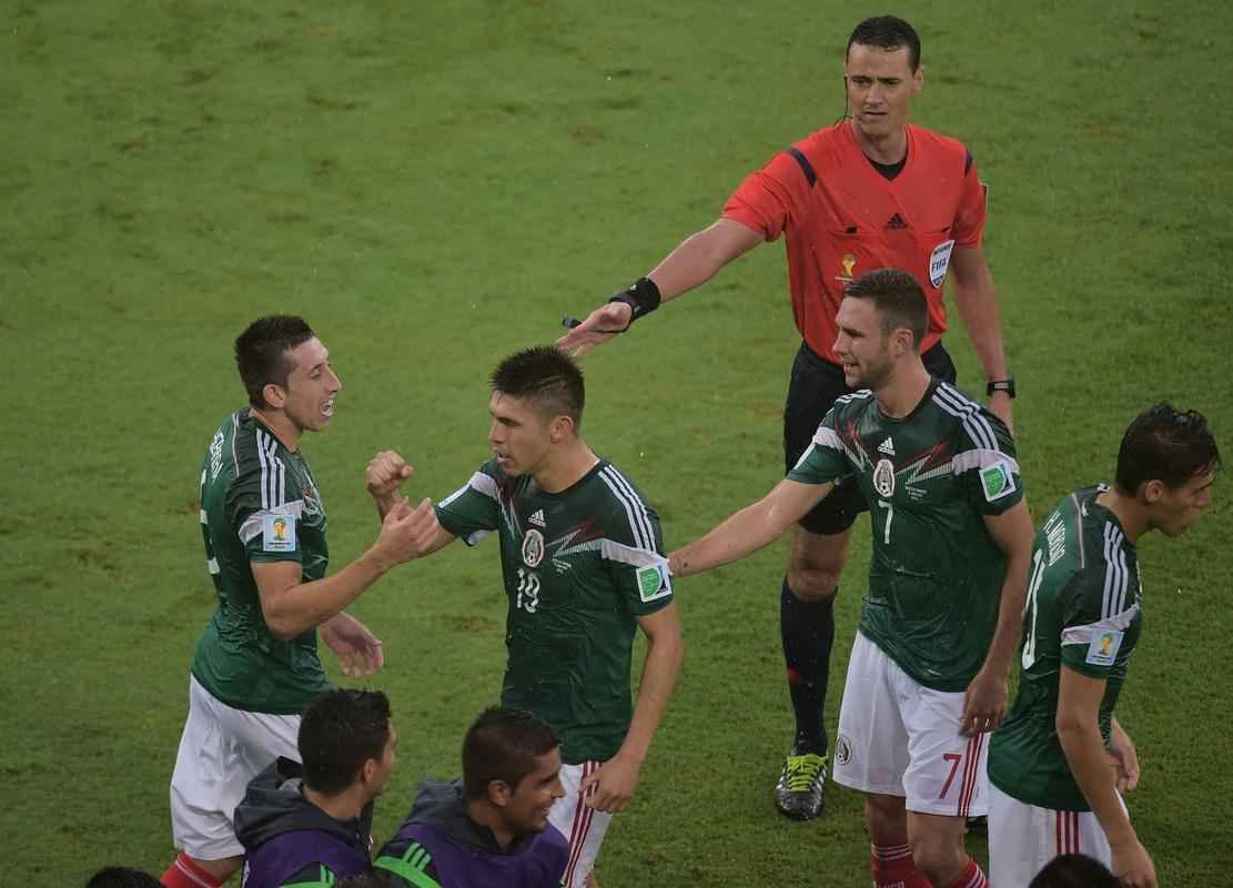 Fotos do gol de Oribe Peralta, do Mxico, contra Camares, na Arena das Dunas