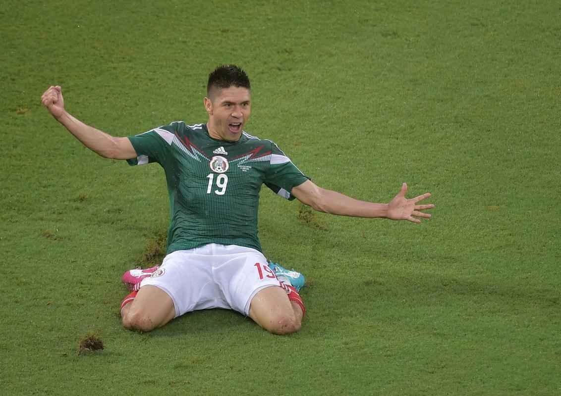 Fotos do gol de Oribe Peralta, do Mxico, contra Camares, na Arena das Dunas