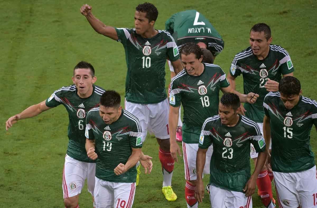 Fotos do gol de Oribe Peralta, do Mxico, contra Camares, na Arena das Dunas