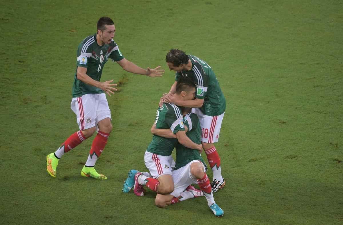 Fotos do gol de Oribe Peralta, do Mxico, contra Camares, na Arena das Dunas