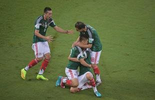 Fotos do gol de Oribe Peralta, do Mxico, contra Camares, na Arena das Dunas