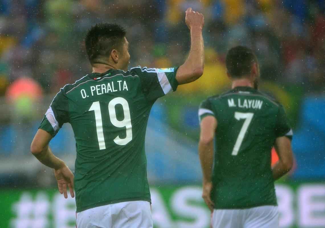 Fotos do gol de Oribe Peralta, do Mxico, contra Camares, na Arena das Dunas