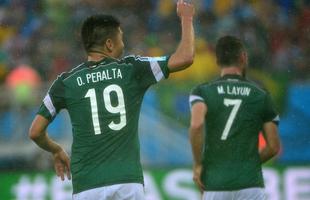 Fotos do gol de Oribe Peralta, do Mxico, contra Camares, na Arena das Dunas