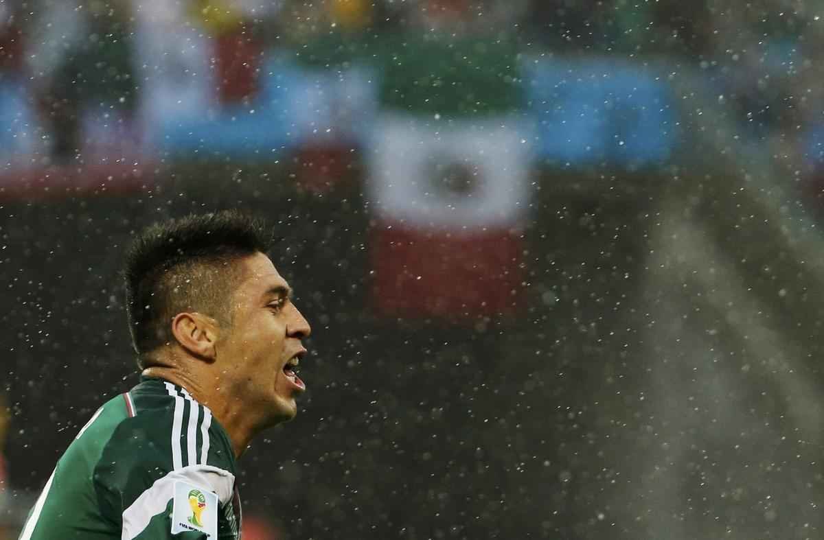 Fotos do gol de Oribe Peralta, do Mxico, contra Camares, na Arena das Dunas