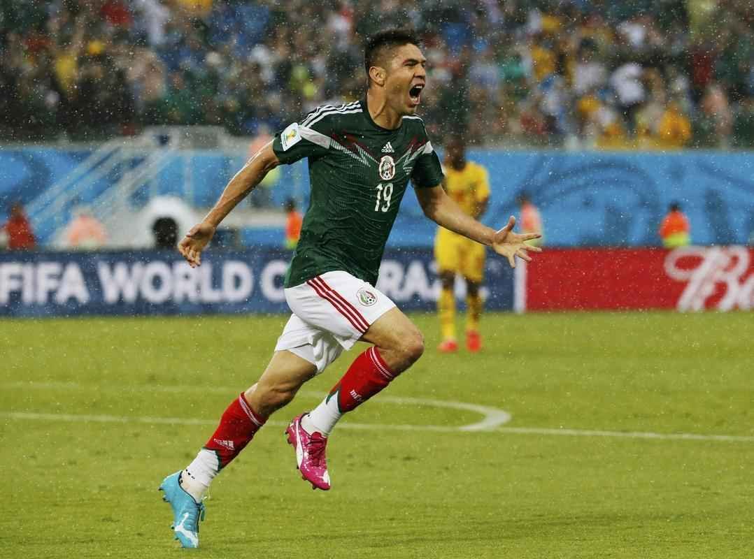 Fotos do gol de Oribe Peralta, do Mxico, contra Camares, na Arena das Dunas