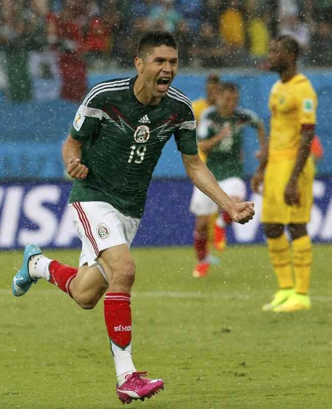 Fotos do gol de Oribe Peralta, do Mxico, contra Camares, na Arena das Dunas