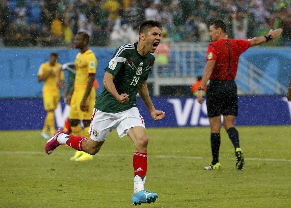 Fotos do gol de Oribe Peralta, do Mxico, contra Camares, na Arena das Dunas