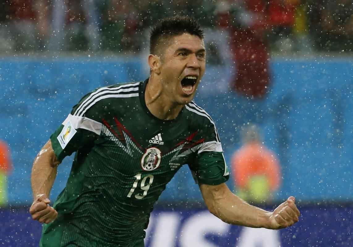 Fotos do gol de Oribe Peralta, do Mxico, contra Camares, na Arena das Dunas