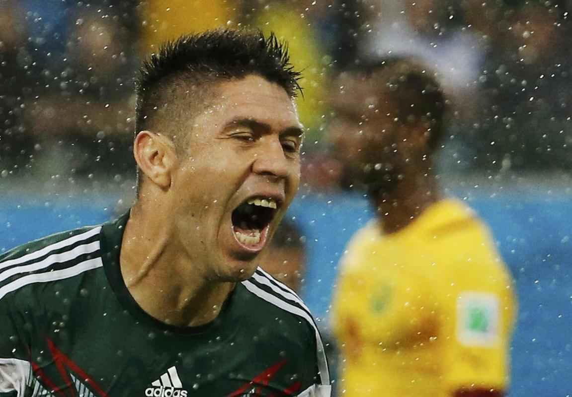 Fotos do gol de Oribe Peralta, do Mxico, contra Camares, na Arena das Dunas