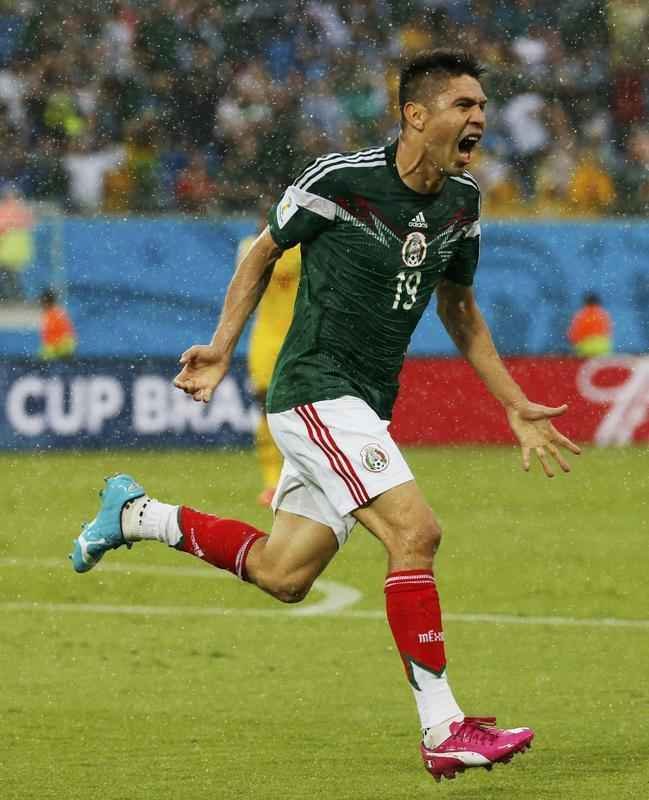 Fotos do gol de Oribe Peralta, do Mxico, contra Camares, na Arena das Dunas