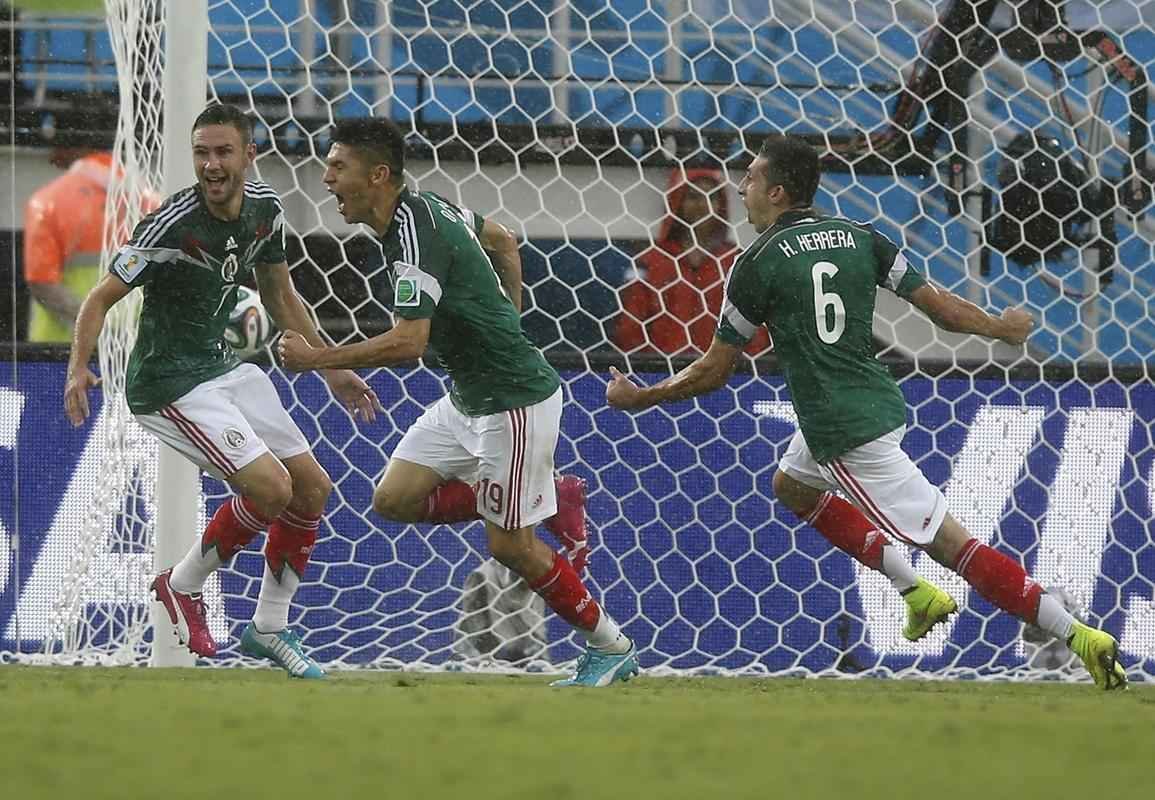 Fotos do gol de Oribe Peralta, do Mxico, contra Camares, na Arena das Dunas