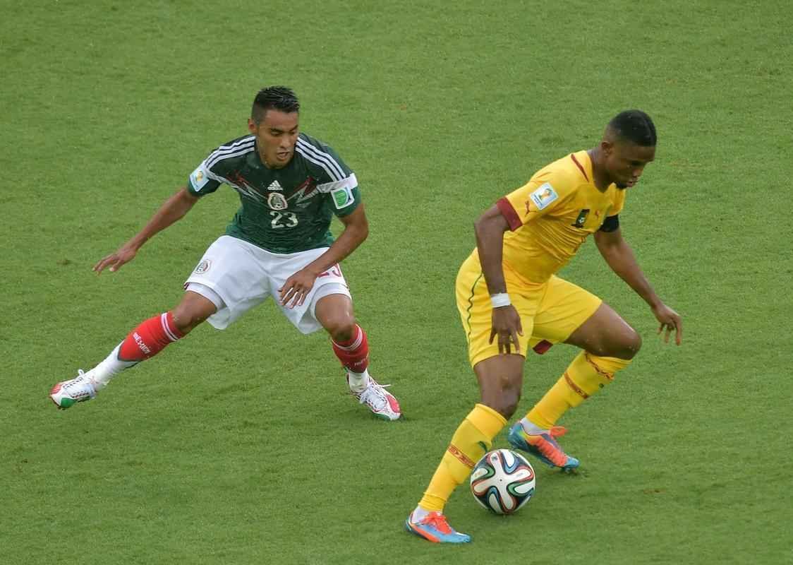 Fotos: os passos do craque camarons Samuel Eto'o na derrota para o Mxico