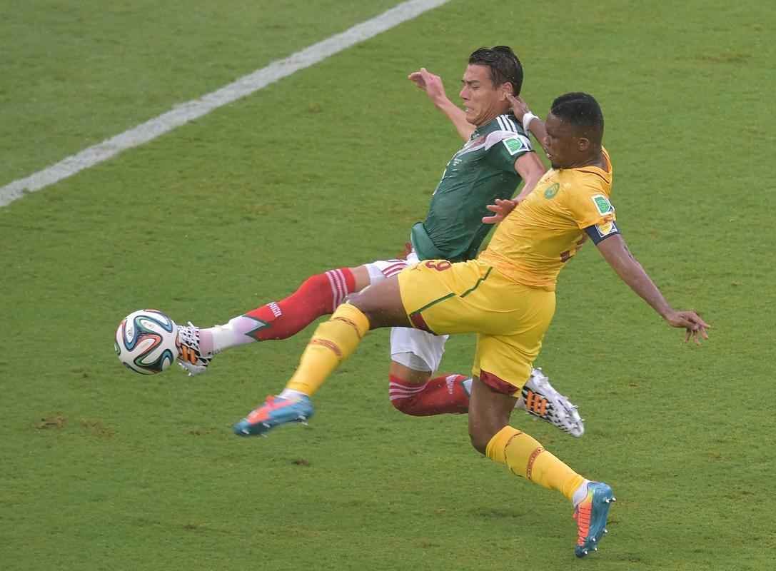 Fotos: os passos do craque camarons Samuel Eto'o na derrota para o Mxico