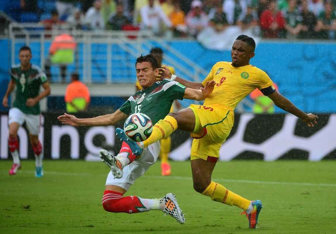 Fotos: os passos do craque camarons Samuel Eto'o na derrota para o Mxico