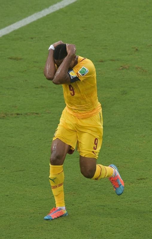 Fotos: os passos do craque camarons Samuel Eto'o na derrota para o Mxico