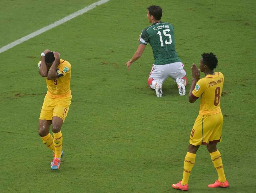 Fotos: os passos do craque camarons Samuel Eto'o na derrota para o Mxico