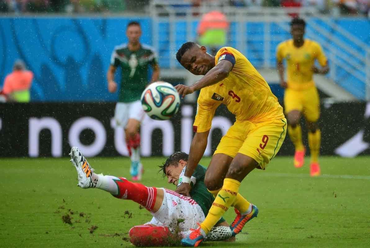 Fotos: os passos do craque camarons Samuel Eto'o na derrota para o Mxico