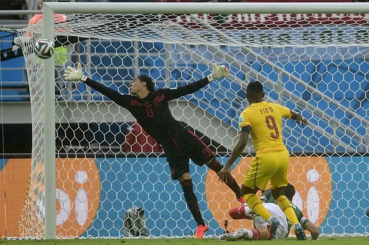 Fotos: os passos do craque camarons Samuel Eto'o na derrota para o Mxico