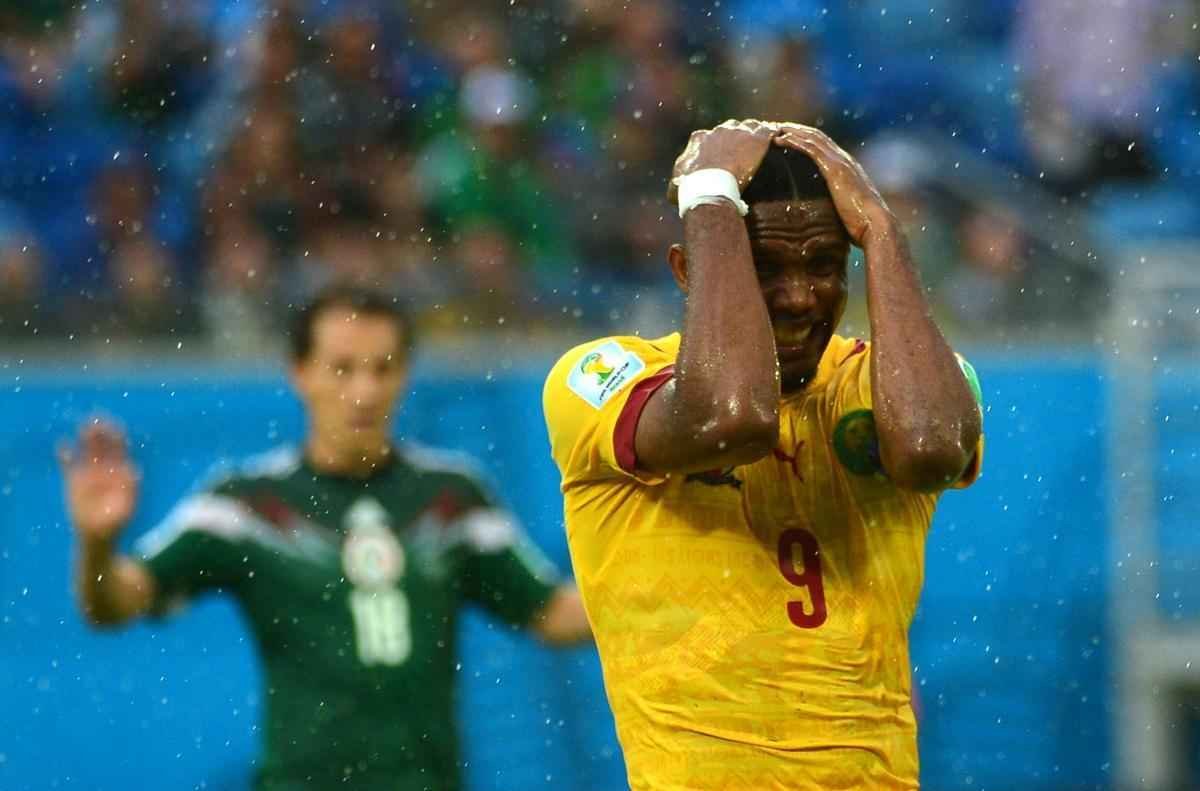 Fotos: os passos do craque camarons Samuel Eto'o na derrota para o Mxico