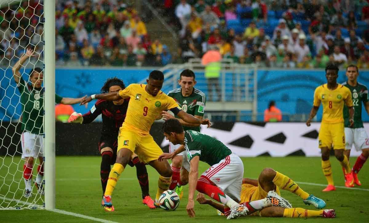 Fotos: os passos do craque camarons Samuel Eto'o na derrota para o Mxico