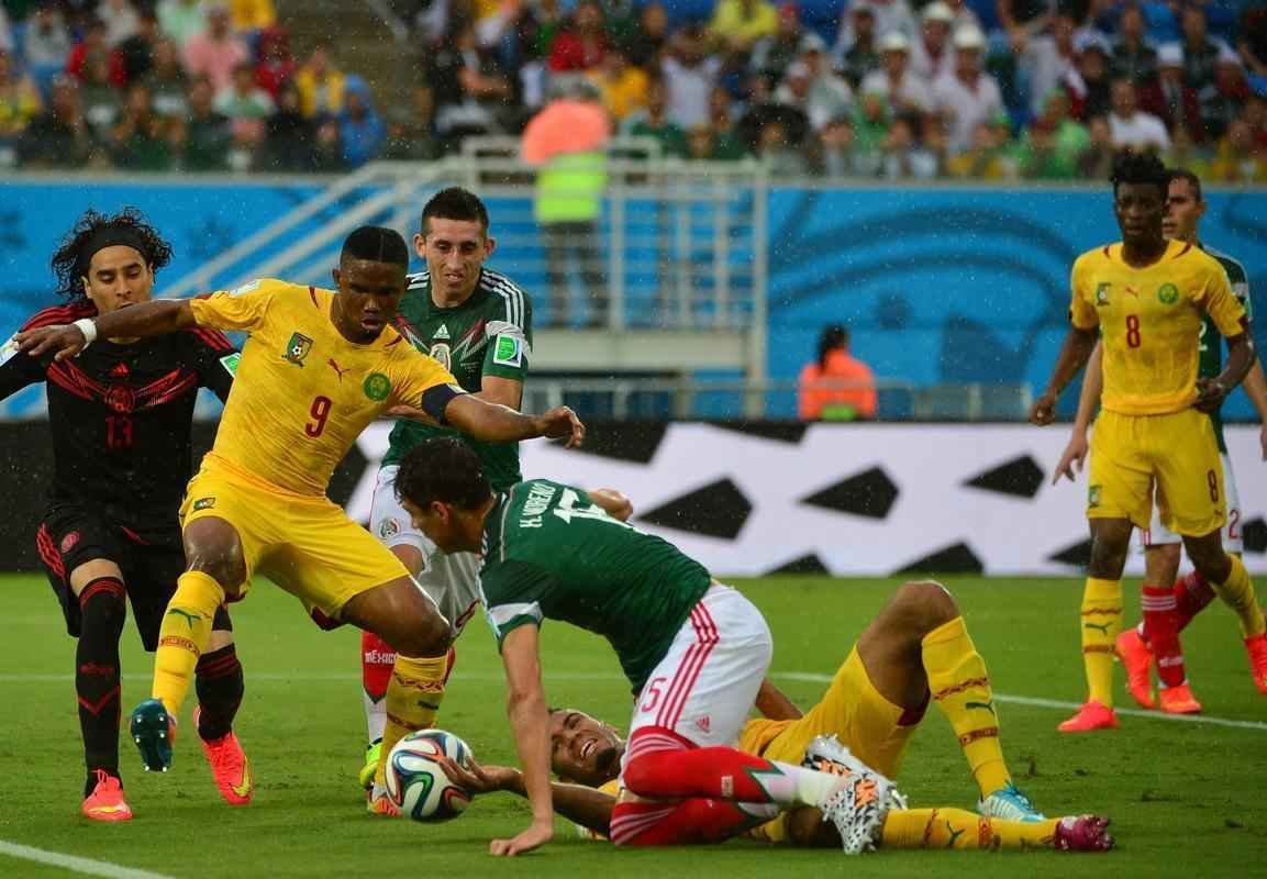 Fotos: os passos do craque camarons Samuel Eto'o na derrota para o Mxico
