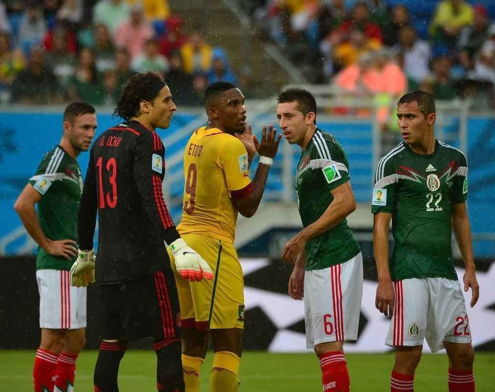 Fotos: os passos do craque camarons Samuel Eto'o na derrota para o Mxico