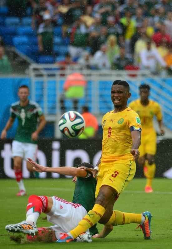 Fotos: os passos do craque camarons Samuel Eto'o na derrota para o Mxico