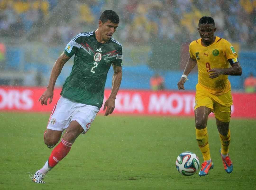 Fotos: os passos do craque camarons Samuel Eto'o na derrota para o Mxico