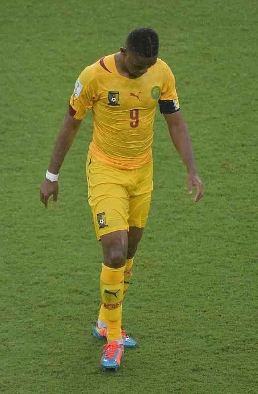 Fotos: os passos do craque camarons Samuel Eto'o na derrota para o Mxico