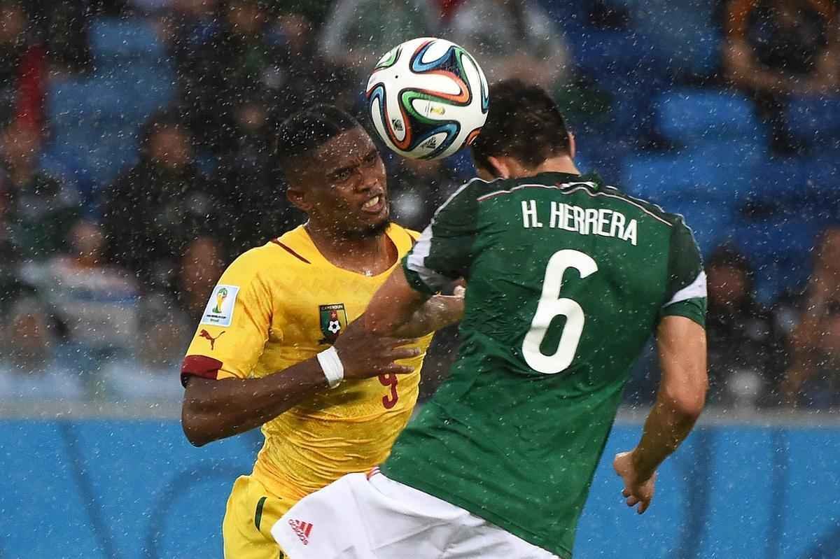 Fotos: os passos do craque camarons Samuel Eto'o na derrota para o Mxico