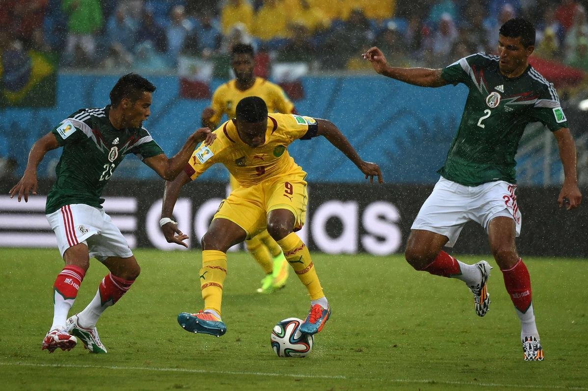 Fotos: os passos do craque camarons Samuel Eto'o na derrota para o Mxico