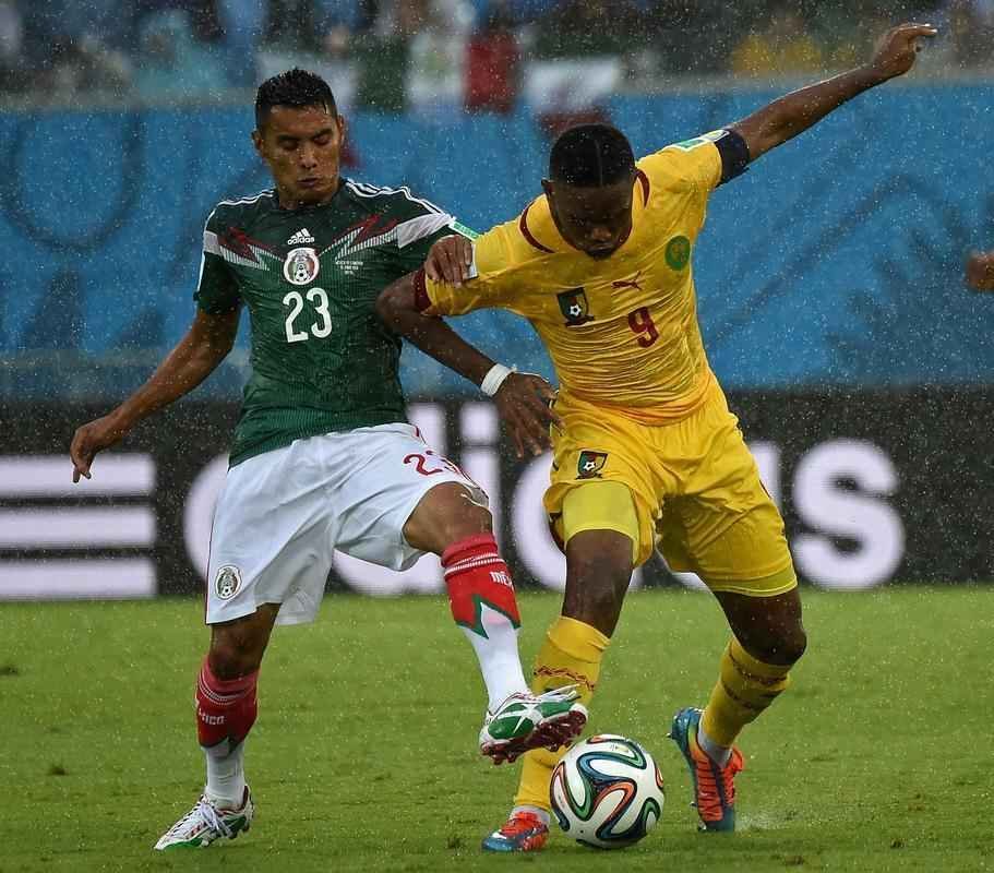 Fotos: os passos do craque camarons Samuel Eto'o na derrota para o Mxico