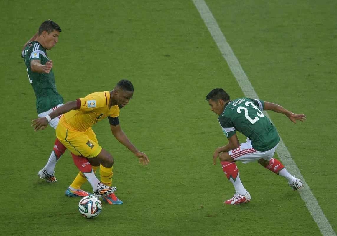 Fotos: os passos do craque camarons Samuel Eto'o na derrota para o Mxico
