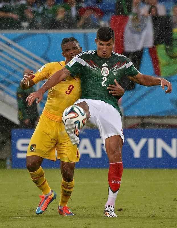 Fotos: os passos do craque camarons Samuel Eto'o na derrota para o Mxico