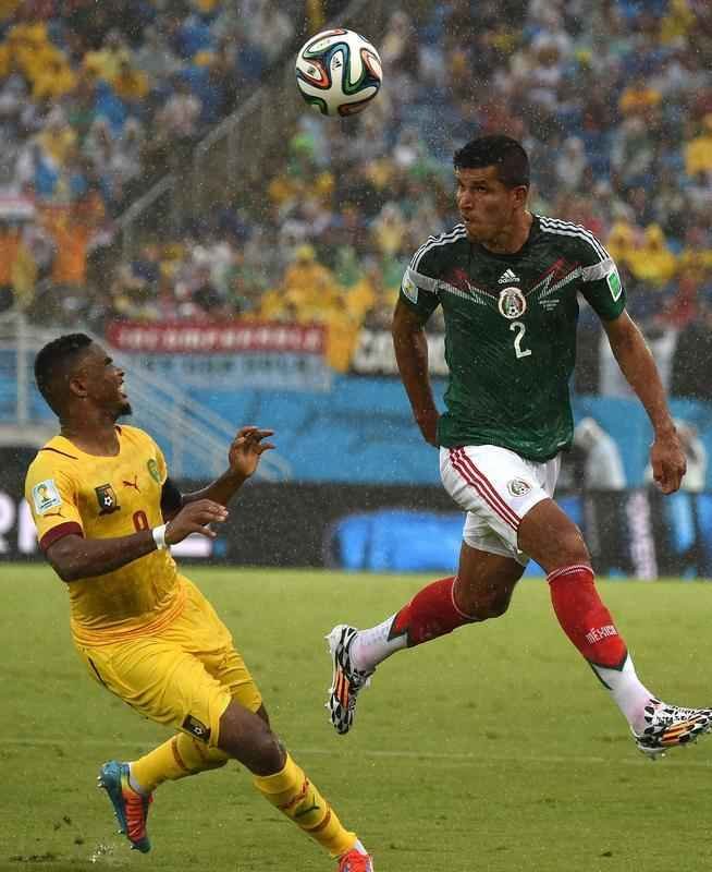 Fotos: os passos do craque camarons Samuel Eto'o na derrota para o Mxico