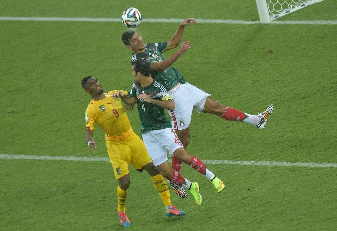 Fotos: os passos do craque camarons Samuel Eto'o na derrota para o Mxico