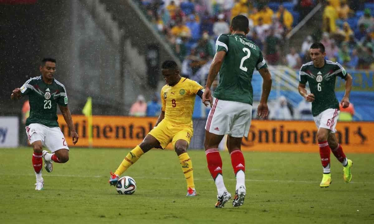 Fotos: os passos do craque camarons Samuel Eto'o na derrota para o Mxico