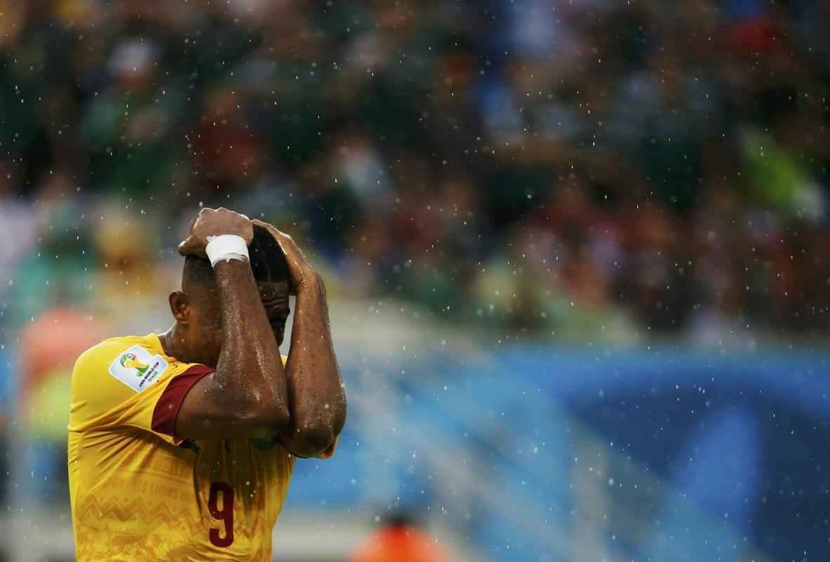 Fotos: os passos do craque camarons Samuel Eto'o na derrota para o Mxico